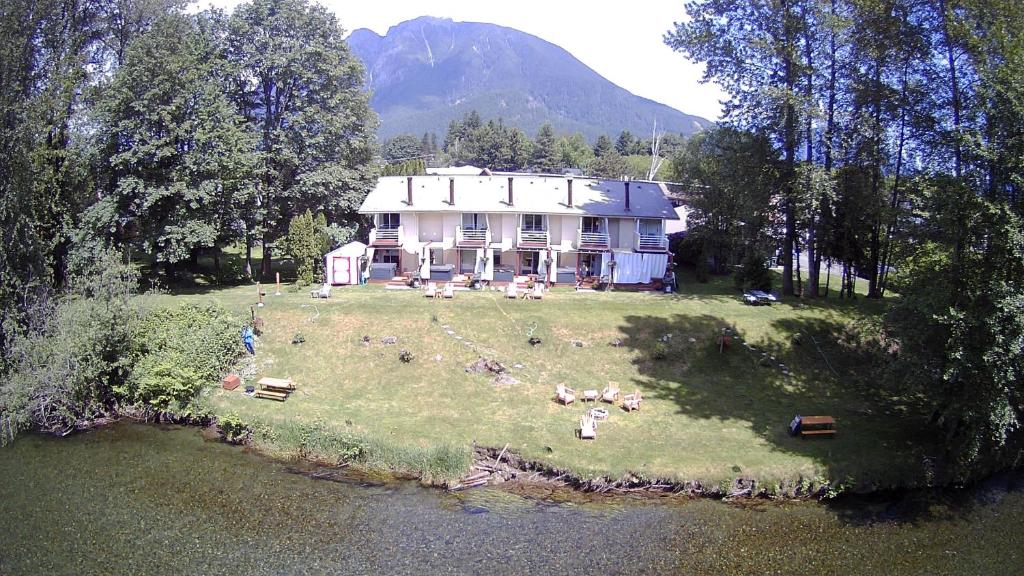 Moon River Suites #3 photo 3