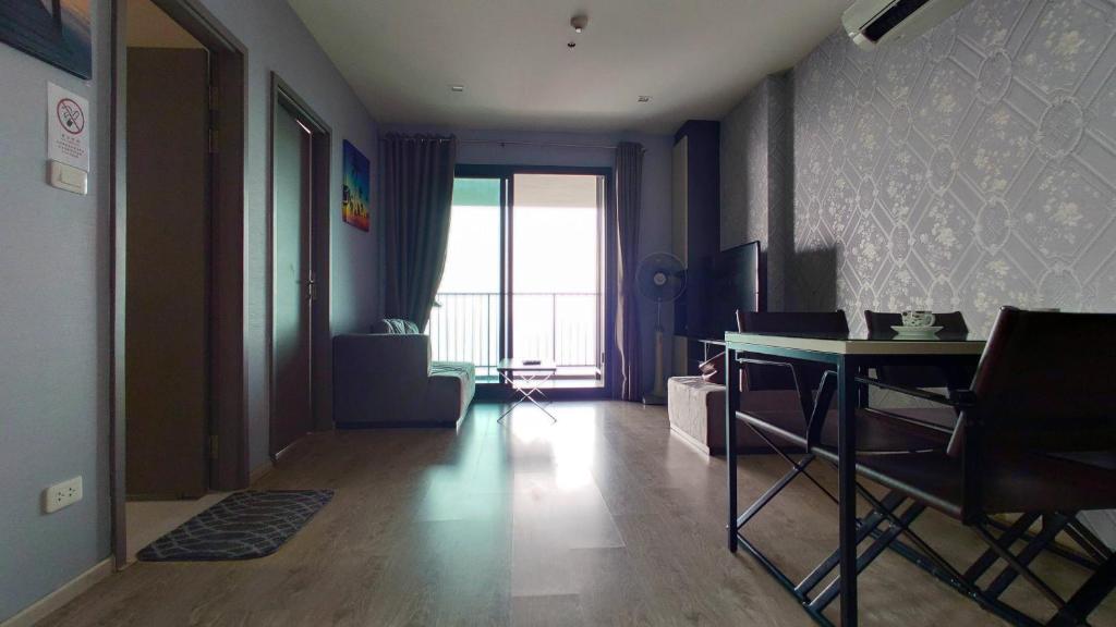 Апартаменты (Апартаменты с 2 спальнями и видом на море), Sea View Pool The Base Condo