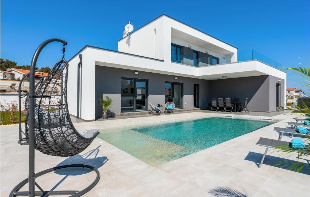 Awesome Home In Premantura With 3 Bedrooms, Wifi And Outdoor Swimming Pool