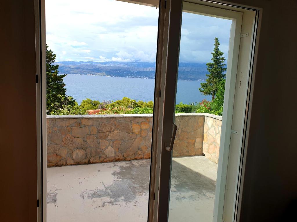 Beach House Splitska photo 2