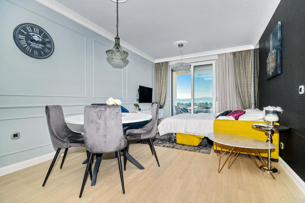 DiVine Luxury Apartment Purple photo 3
