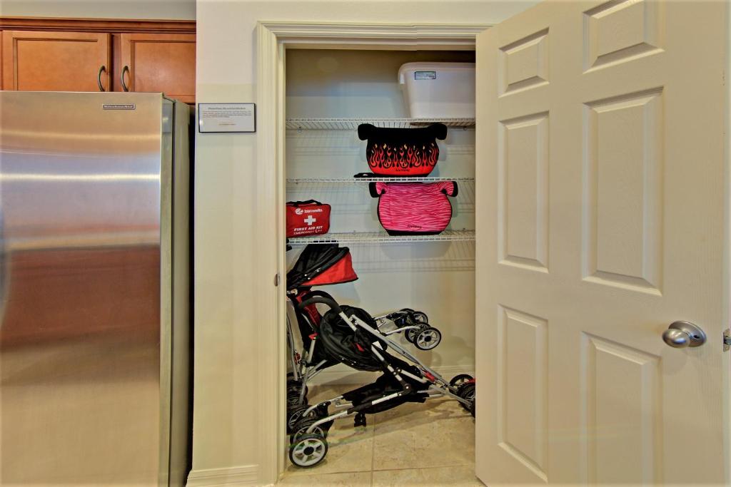 4 Bedroom SunHaven Townhouse with Pool Near Disney photo 4