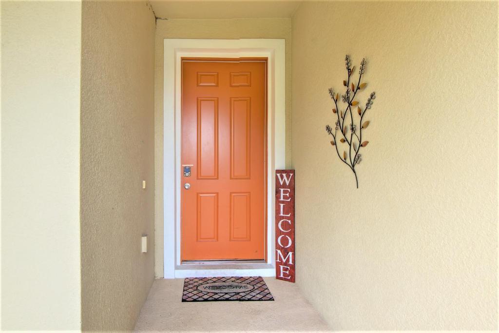 4 Bedroom SunHaven Townhouse with Pool Near Disney photo 3
