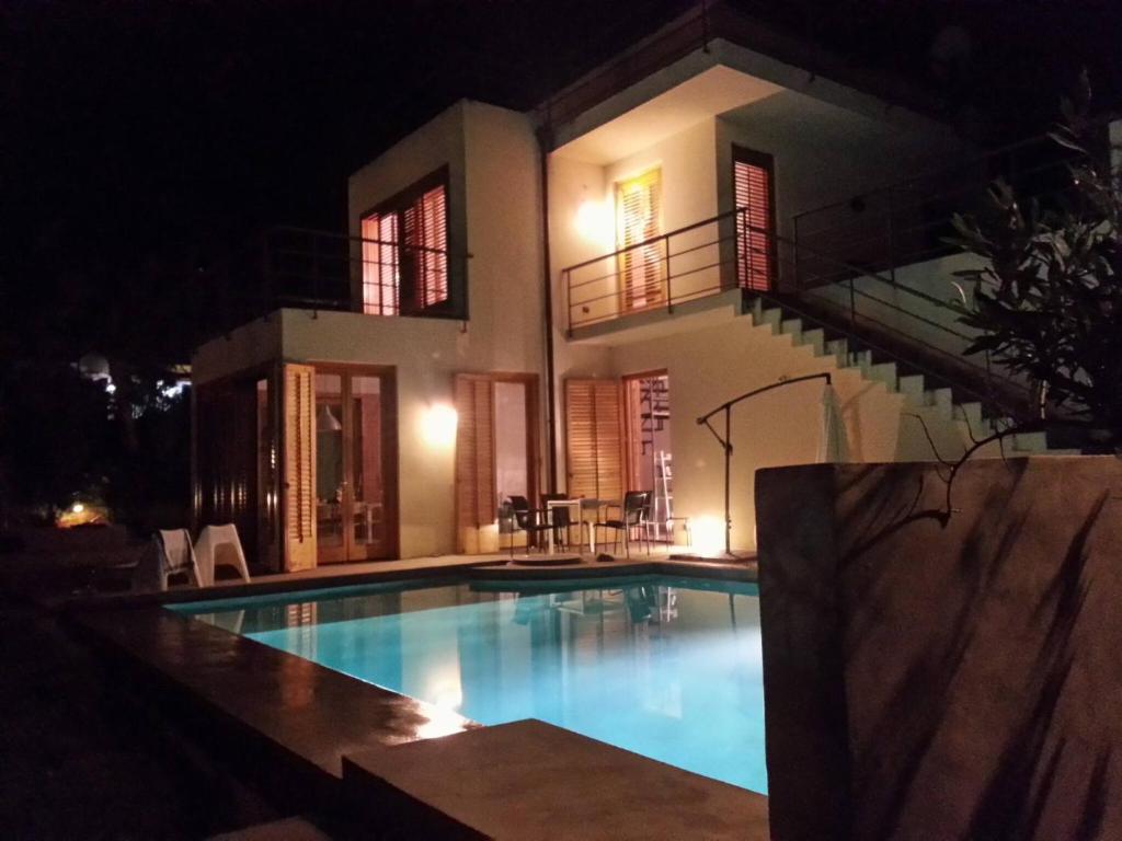 Whole Modern Villa With Pool And Near The Sea photo 2