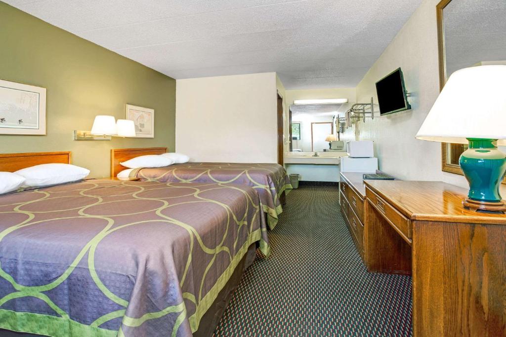 Super 8 by Wyndham Fort Mitchell Cincinnati Area - Tap to explore photos