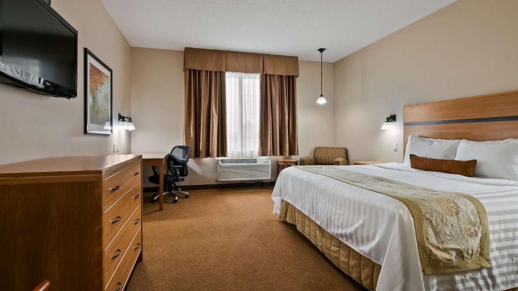 Best Western Plus Chateau Inn Sylvan Lake photo 1