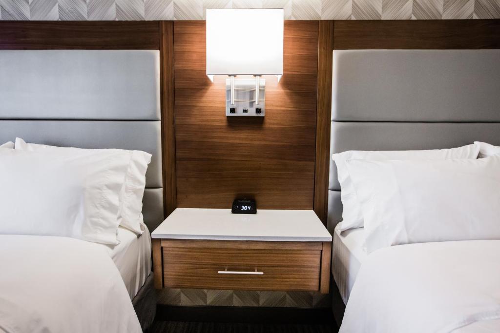 Holiday Inn Hotel & Suites Calgary South - Conference Ctr, an IHG Hotel photo 3