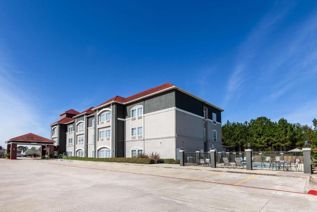 La Quinta Inn & Suites by Wyndham Lumberton image