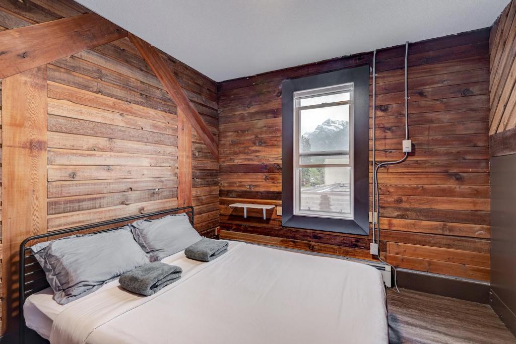 PARTY HOSTEL - The Canmore Hotel Hostel photo 1