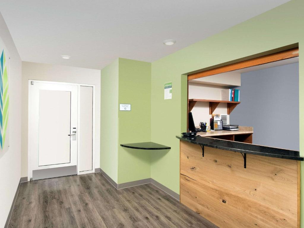 WoodSpring Suites Merrillville photo 4