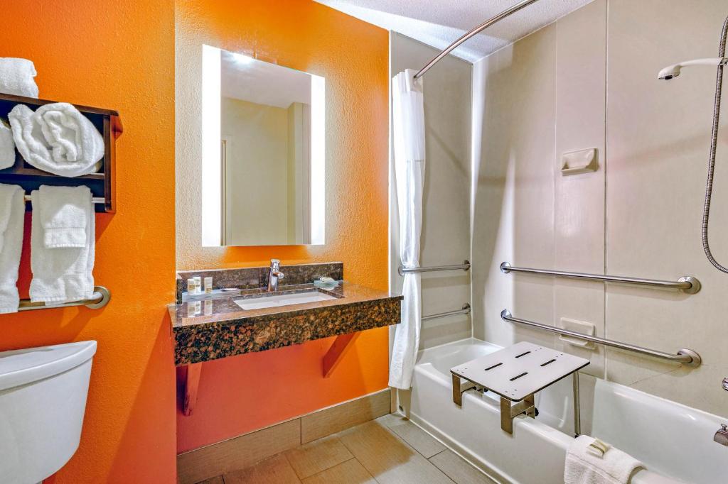 La Quinta by Wyndham Florence photo 2