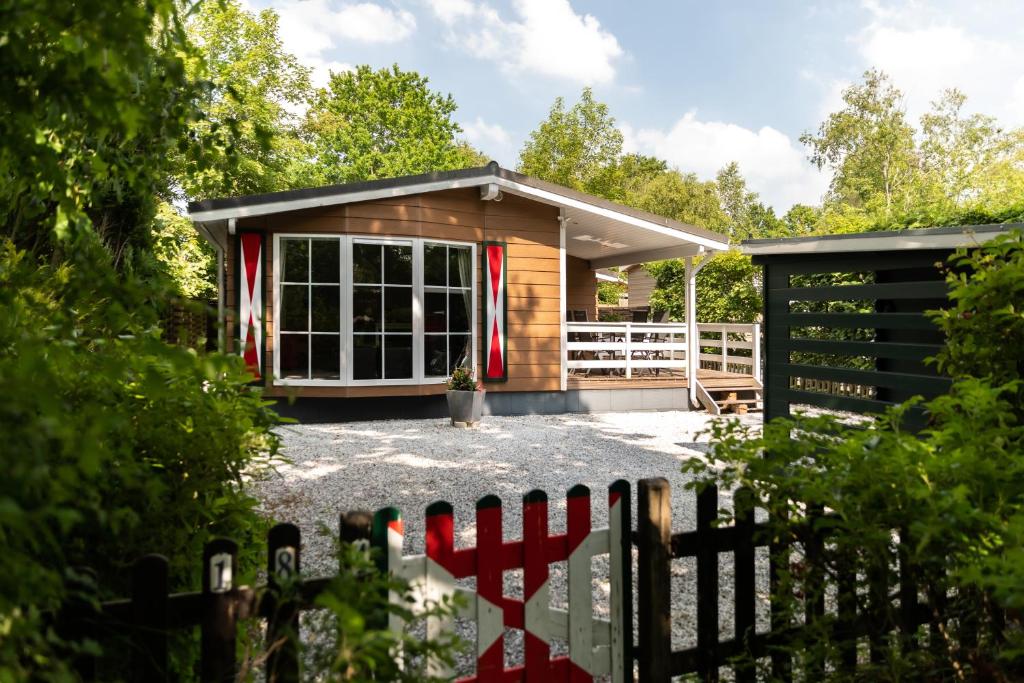 Chalet aan de kust photo 1
