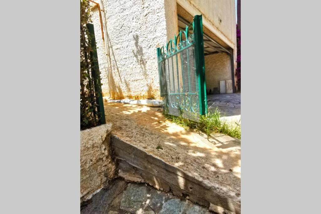Cosy guest house with private yard - Tap to explore photos