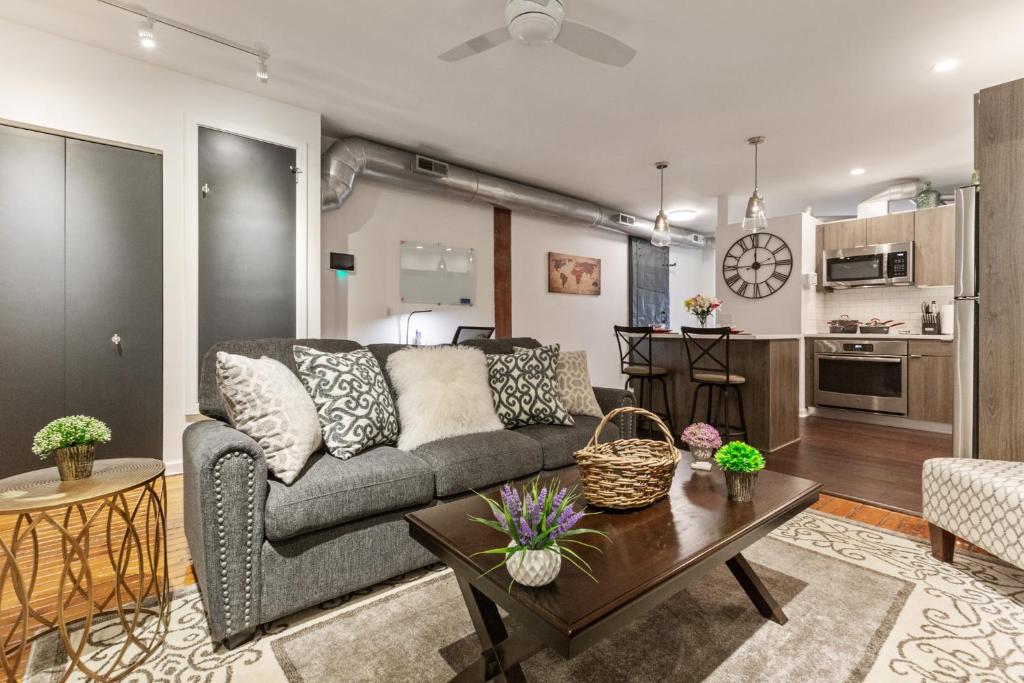 Luxury 1BR OLD CITY-KING BED Walk to Liberty Bell & Independence Mall - FREE PARKING! photo 3