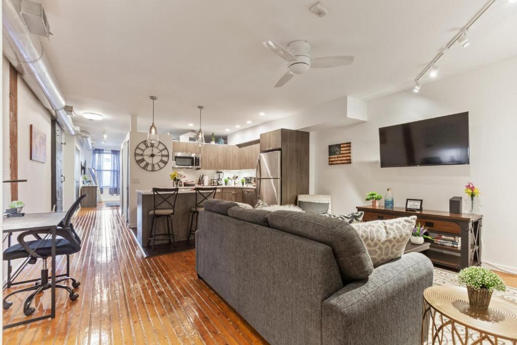 Luxury 1BR OLD CITY-KING BED Walk to Liberty Bell & Independence Mall - FREE PARKING! photo 4