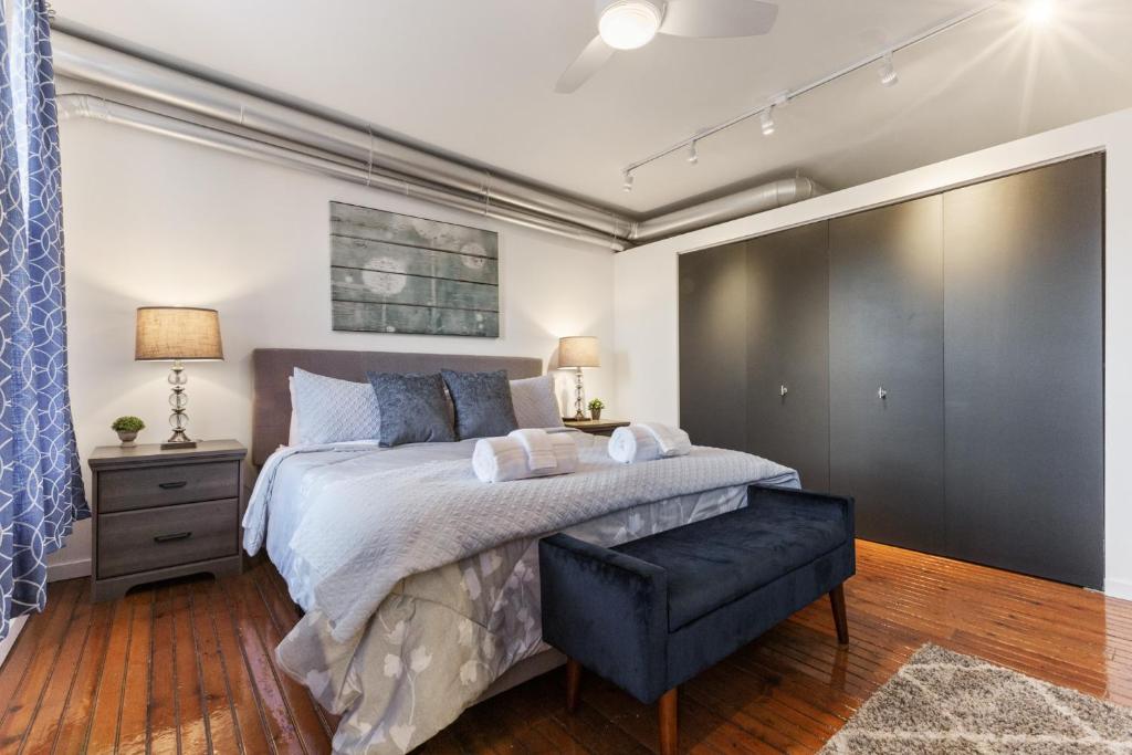 Luxury 1BR OLD CITY-KING BED Walk to Liberty Bell & Independence Mall - FREE PARKING! photo 1