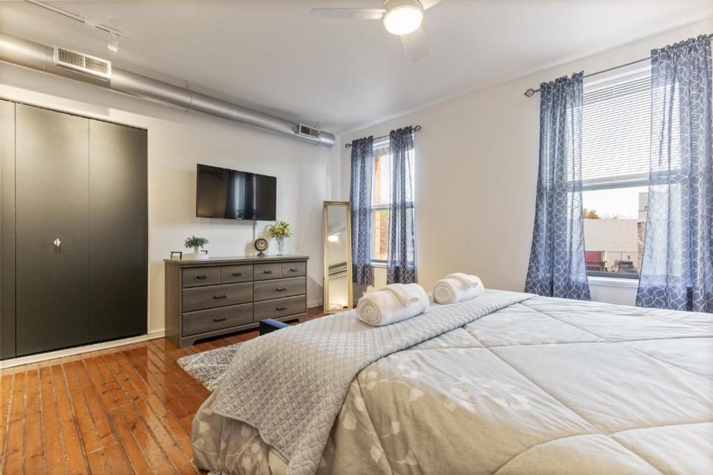 Luxury 1BR OLD CITY-KING BED Walk to Liberty Bell & Independence Mall - FREE PARKING! photo 2