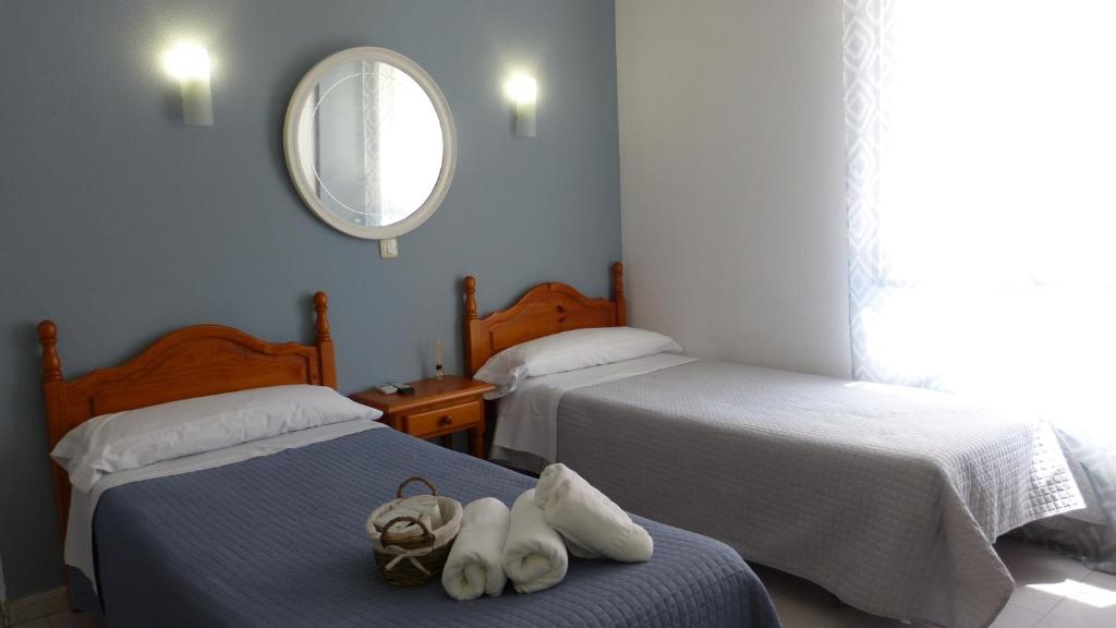 HOSTAL CANDELEDA photo 3