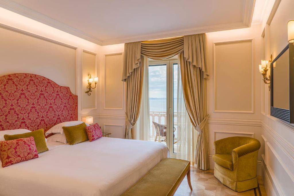 Grand Hotel Excelsior Vittoria - Tap to explore photos