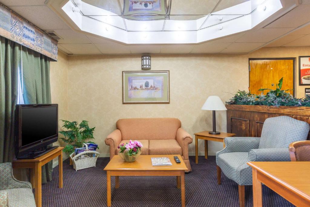 Econo Lodge & Suites Clarksville photo 3