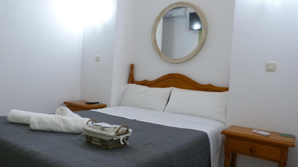 HOSTAL CANDELEDA photo 1