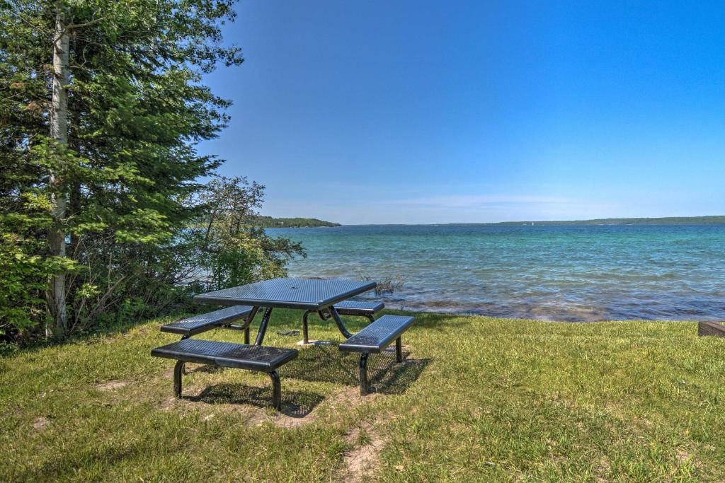 Cabin Nestled by Lake Charlevoix Pets are Welcome photo 2