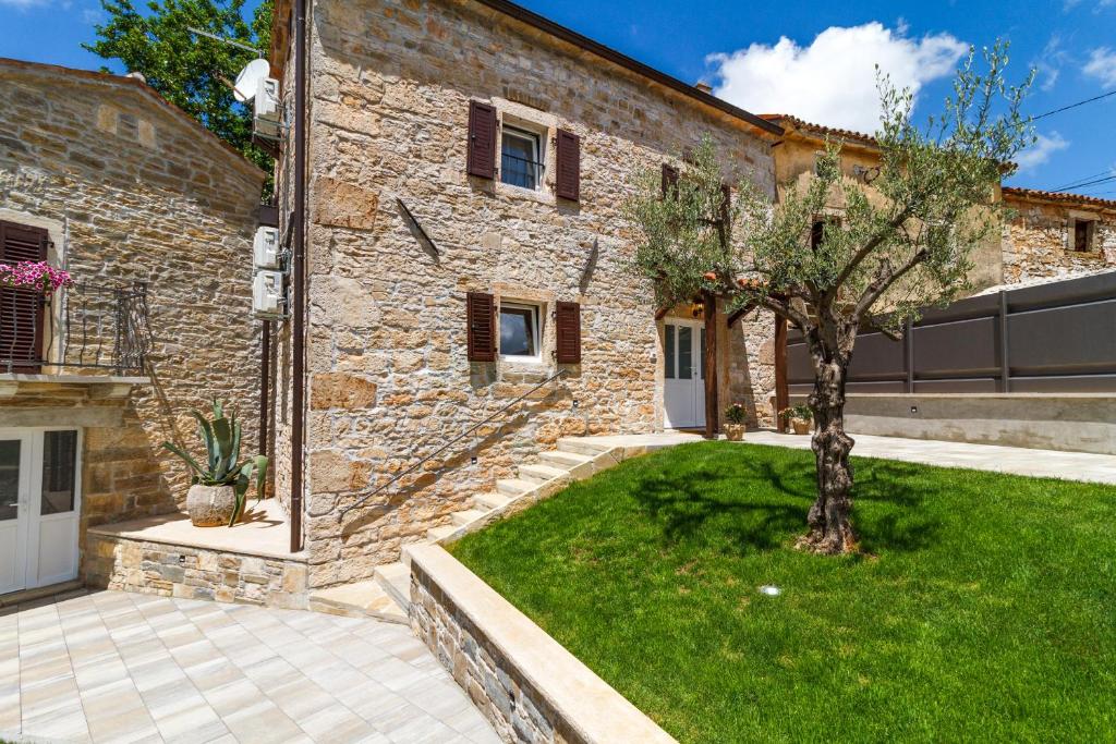 Villa Zoro with a lovely garden and a private POOL in the middle of Istria photo 2