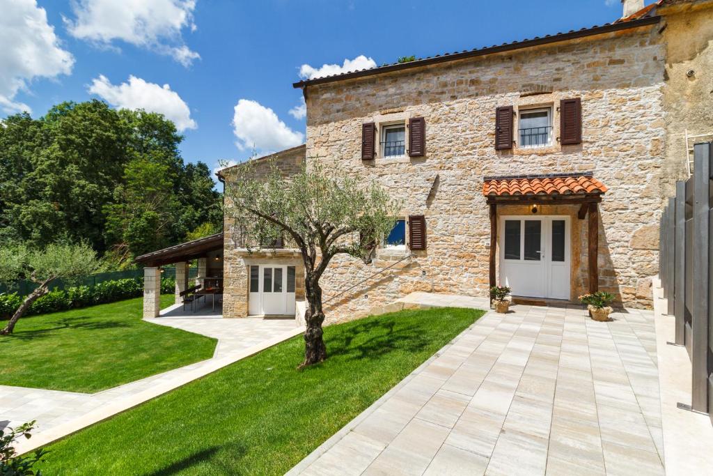 Villa Zoro with a lovely garden and a private POOL in the middle of Istria photo 3