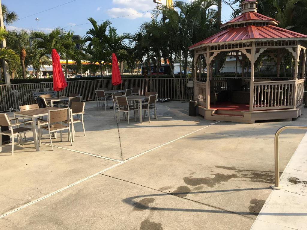 Days Inn & Suites by Wyndham Bonita Springs North Naples photo 1