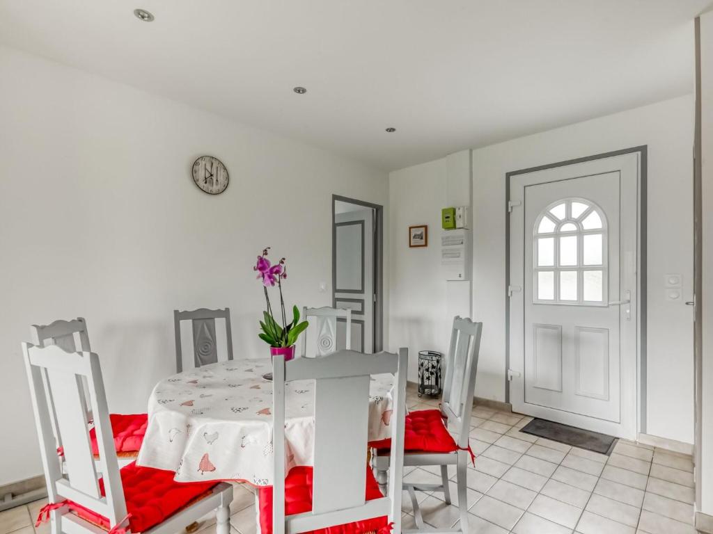 Quaint Holiday Home in Tracy sur Mer near Seabeach photo 3