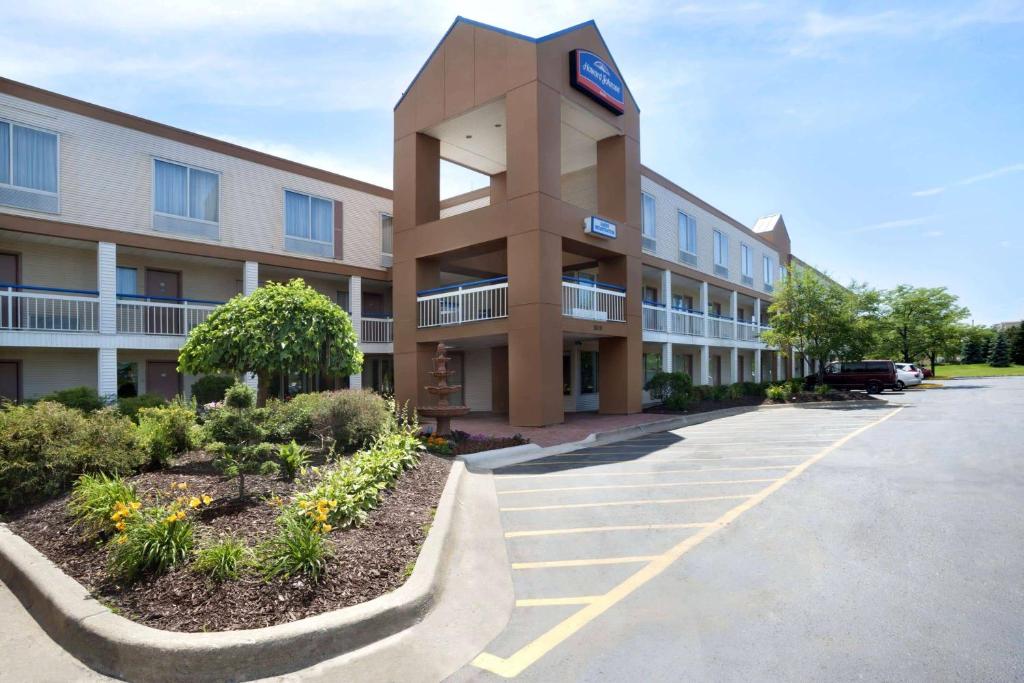 Howard Johnson by Wyndham Romulus Detroit Metro Airport image
