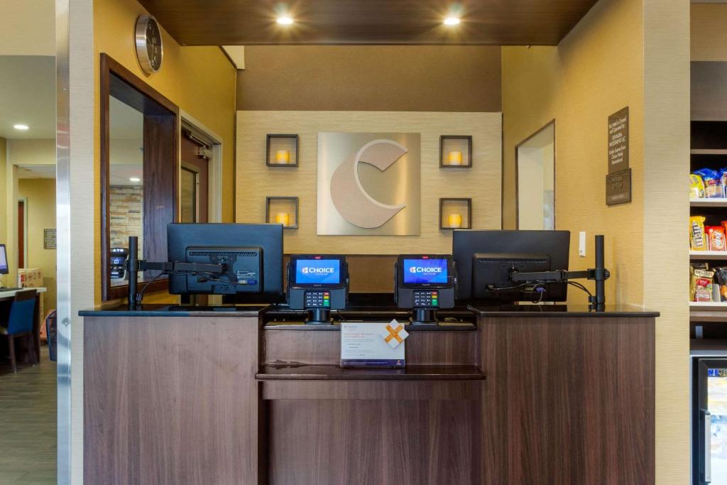 Comfort Inn & Suites photo 2