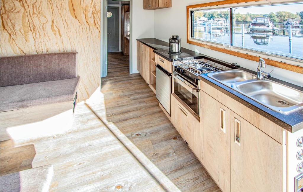 Nice Ship-boat In Hennigsdorf With 1 Bedrooms photo 4