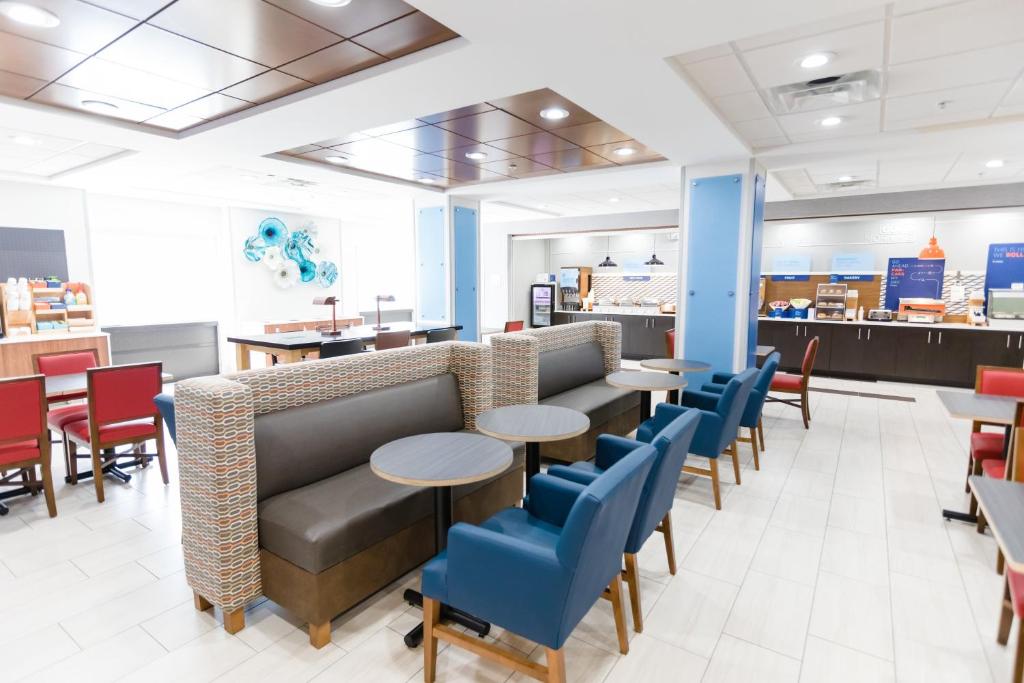 Holiday Inn Express & Suites Knoxville-Farragut, an IHG Hotel photo 3