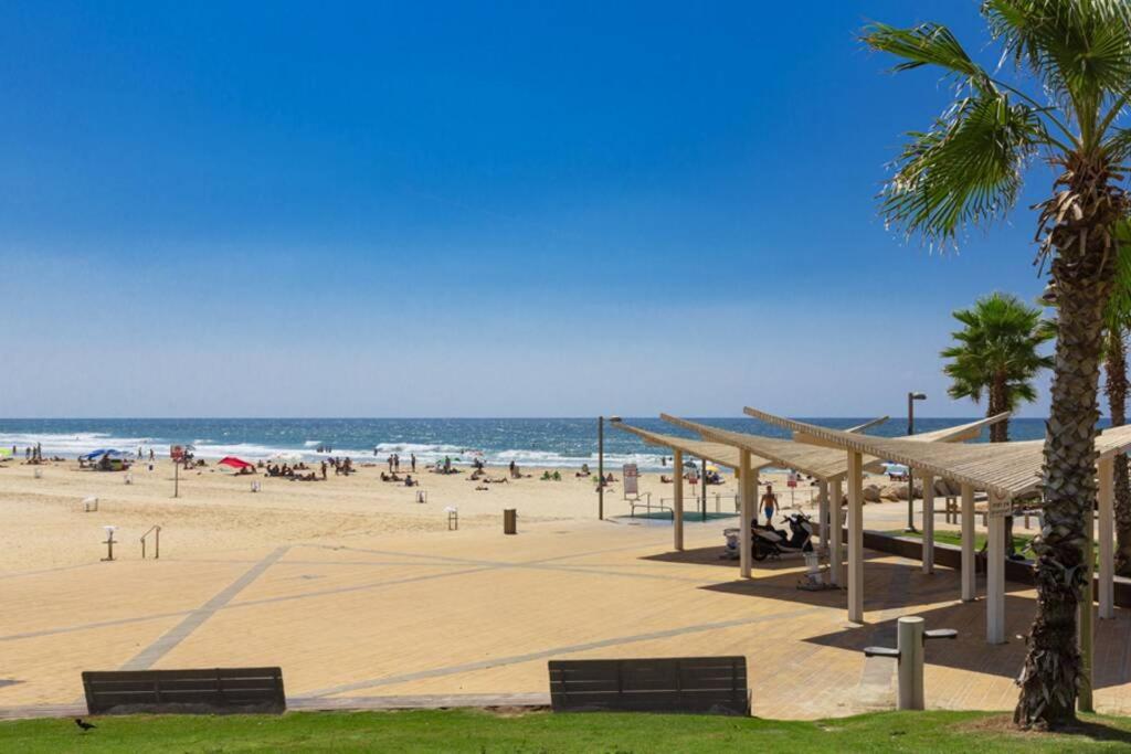 Beautiful 2bd family apt by the beach - pool & parking & gym photo 3