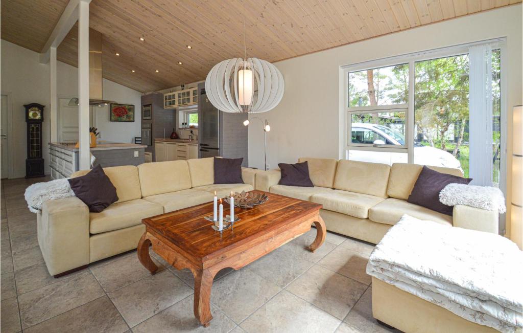 Beautiful Home In Hjby With 4 Bedrooms, Sauna And Wifi photo 1