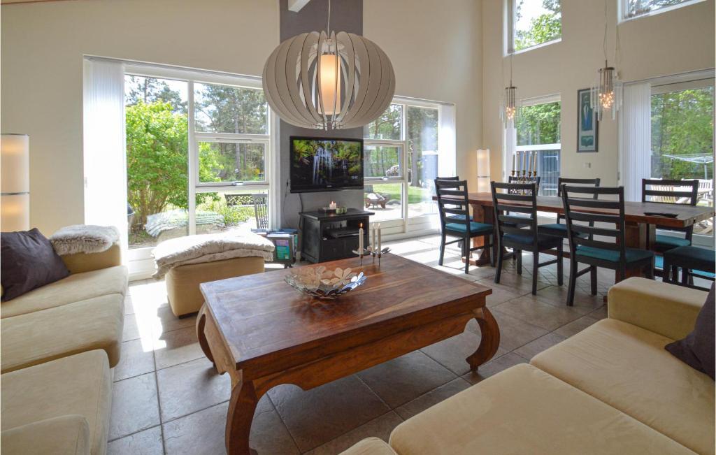 Beautiful Home In Hjby With 4 Bedrooms, Sauna And Wifi photo 3