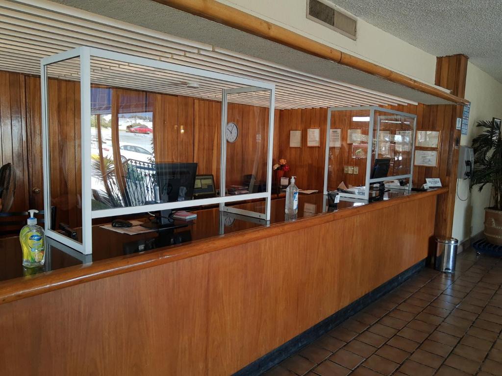Hotel Las Palmas Midway Inn photo 4