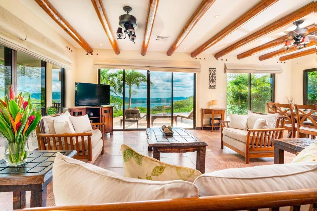 Hacienda-Style Villa with Pool and Sweeping Ocean Views Above Potrero photo 4