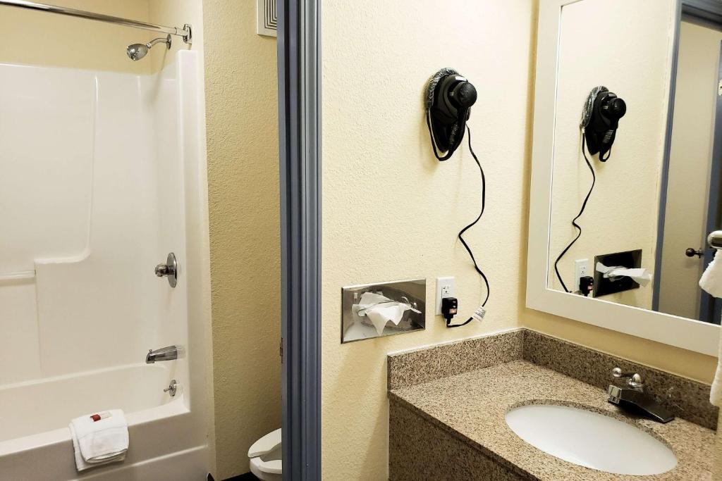 Days Inn & Suites by Wyndham Merrillville photo 1