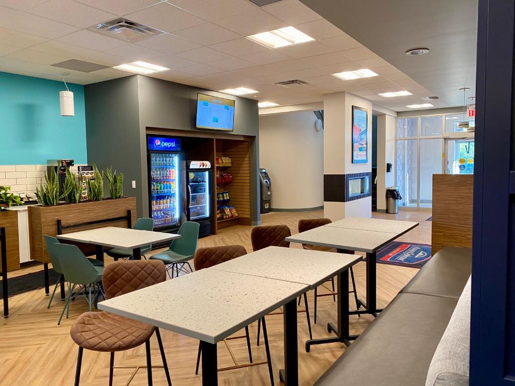 Howard Johnson by Wyndham Winnipeg West photo 4