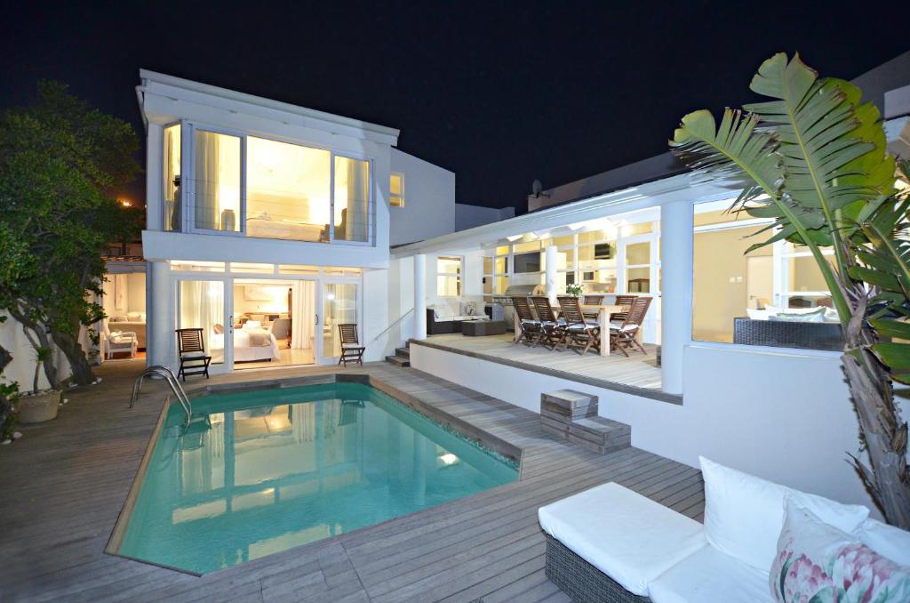 White Waves Beach House photo 3