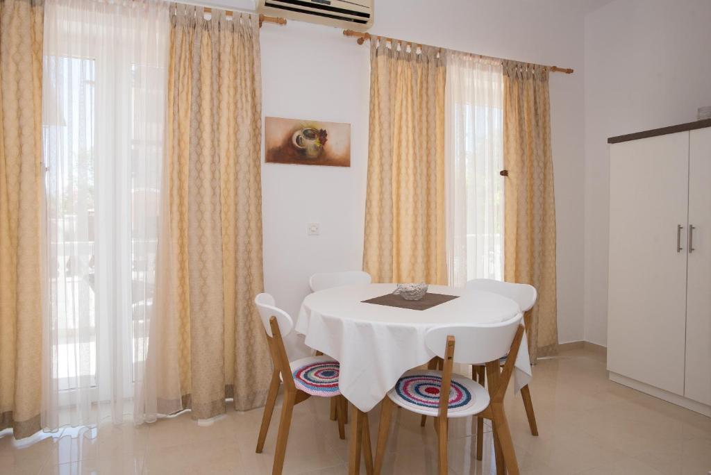 Апартаменты (Апартаменты с 1 спальней и балконом), Apartments Lovrić