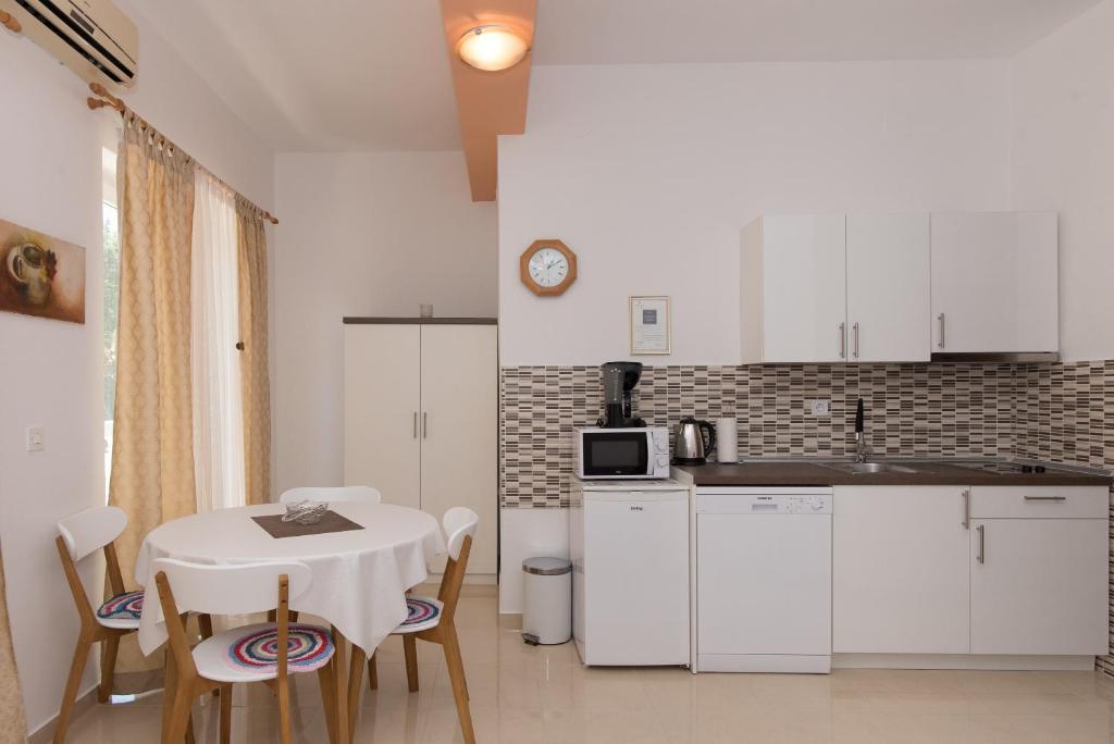 Апартаменты (Апартаменты с 1 спальней и балконом), Apartments Lovrić