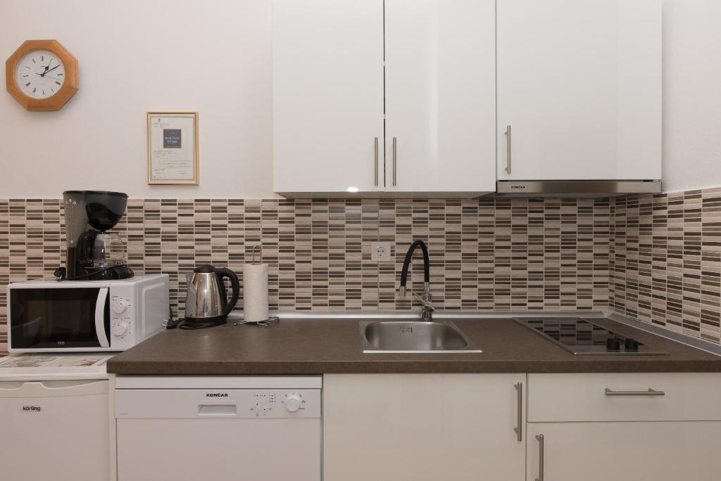 Апартаменты (Апартаменты с 1 спальней и балконом), Apartments Lovrić