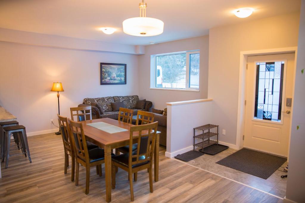 Downtown Whitehorse 4 bedrooms deluxe condo photo 2