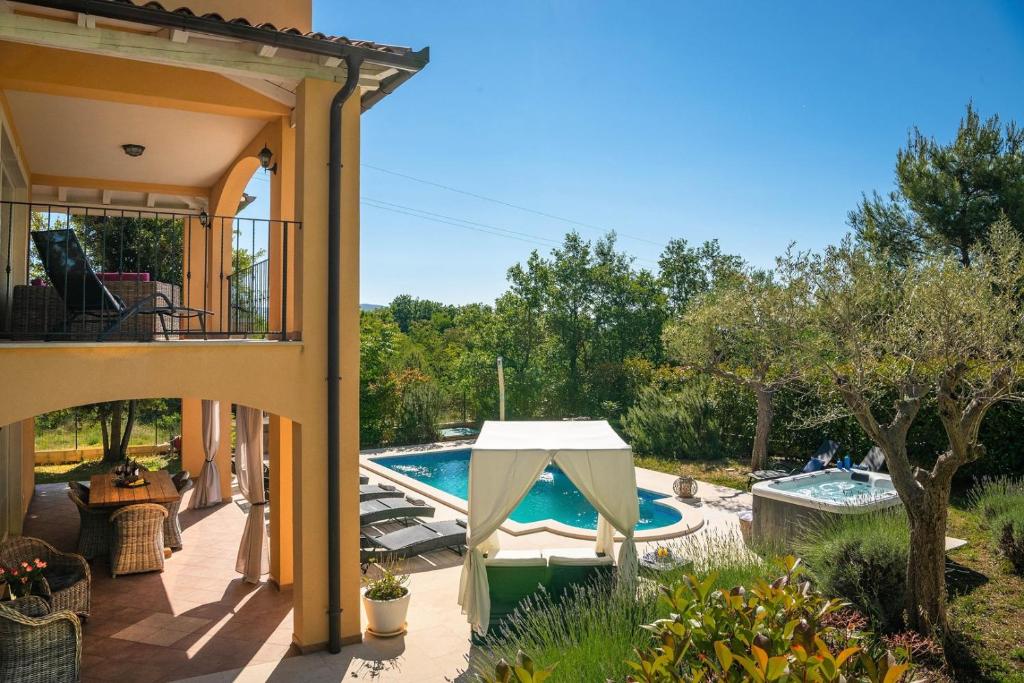 Spacious holiday house - pool / jacuzzi / sauna / playground / 8+2 photo 4