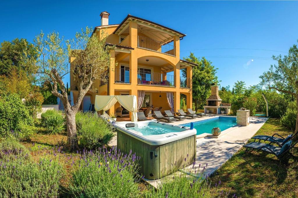 Spacious holiday house - pool / jacuzzi / sauna / playground / 8+2 photo 1