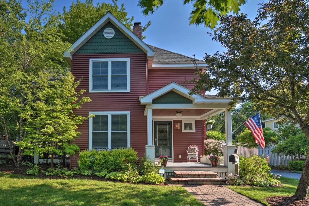 Downtown Charlevoix Duplex half Mi to Lake Michigan photo 1