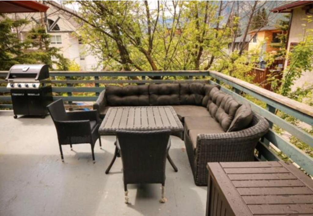 Rocky Mountain Retreat- Enormous House Sleeps 23 photo 2